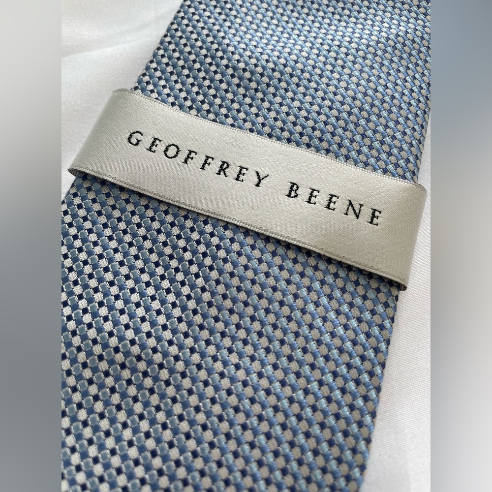 NWT Geoffrey Beene Geometric Satin weave Blue and Silver Tie